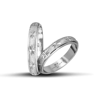 Πρωτότυπες λευκόχρυσες βέρες γάμου 4 mm με σαγρέ φινίρισμα και λουστρέ γεωμετρικές λεπτομέρειες.
Χειροποίητες, εκλεπτυσμένες και καλλιτεχνικές – αποπνέουν ισορροπία και μοναδικότητα.